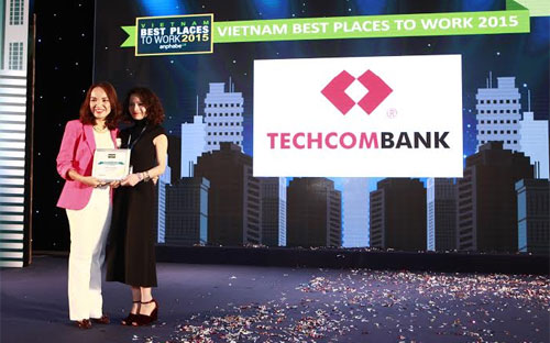 Bà Phạm Vũ Minh Đan – Giám đốc Khối Quản trị nguồn nhân lực Techcombank (bên phải) tại lễ công bố kết quả khảo sát “Sức khỏe thương hiệu nhà tuyển dụng Việt Nam năm 2015”.