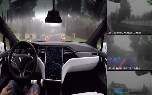 Video quay từ bên trong xe tự lái cho thấy cách chiếc xe phân tích giao thông và vật thể trên đường thông qua. Do các yếu tố liên quan tới pháp luật, trong xe có một tài xế, tuy nhiên anh này không phải làm gì ngoài việc ngồi nhìn chiếc xe tự di chuyển trên đường.<br>