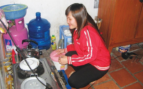 Ai đó bảo rằng, hãy đến các khu công nghiệp vào giờ tan tầm để thấy hàng nghìn công nhân nam, nữ đổ ra cổng nhà máy rồi trở về khu nhà trọ sau giờ làm việc. Qua ánh mắt, gương mặt của họ sẽ cảm nhận được ít nhiều về đời sống của người công nhân tại các khu công nghiệp, khu chế xuất này. <br>