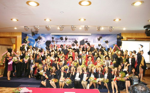 Chương trình hợp đào tạo thạc sĩ quản trị kinh doanh (MBA) giữa Đại học 
Ngân hàng Tp.HCM với Đại học Bolton, Vương quốc Anh đã được triển khai 
tại Việt Nam từ năm 2005.