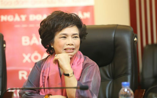 Doanh nhân Thái Hương tại cuộc toạ đàm về xoá bỏ rào cản kinh doanh.