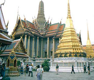 Theo thống kê của các doanh nghiệp lữ hành, lượng khách đặt tour đi du lịch nước ngoài trong dịp 30/4, 1/5 năm nay đã tăng từ 10-15% so với đầu năm.