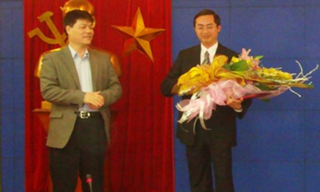 Ông Nguyễn Ngọc Sự, Chủ tịch Vinashin chúc mừng ông Vũ Anh Tuấn (phải) được bổ nhiệm chức vụ mới.<br>