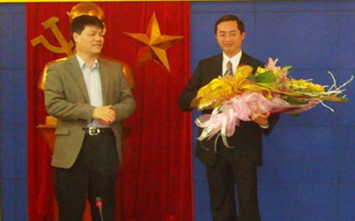 Ông Nguyễn Ngọc Sự, Chủ tịch Vinashin chúc mừng ông Vũ Anh Tuấn (phải) được bổ nhiệm chức vụ mới.<br>