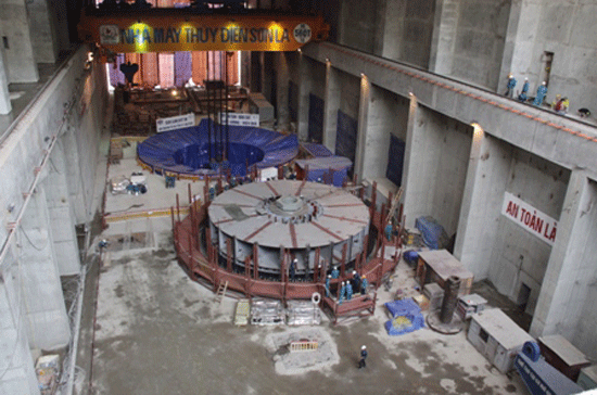 Gấp rút thi công, lắp đặt các tổ máy  - Ảnh: Chinhphu.vn