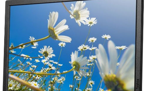 Với kích thước 19.45-inch, mẫu màn hình của Lenovo mang lại diện tích hiển thị rộng rãi.