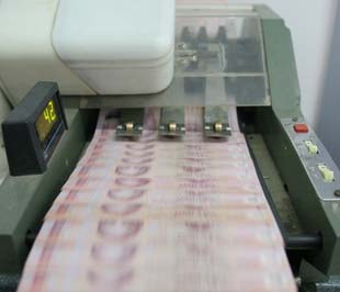 Việt Nam đang tiếp tục thực hiện chính sách thắt chặt tiền tệ - Ảnh: Việt Tuấn.