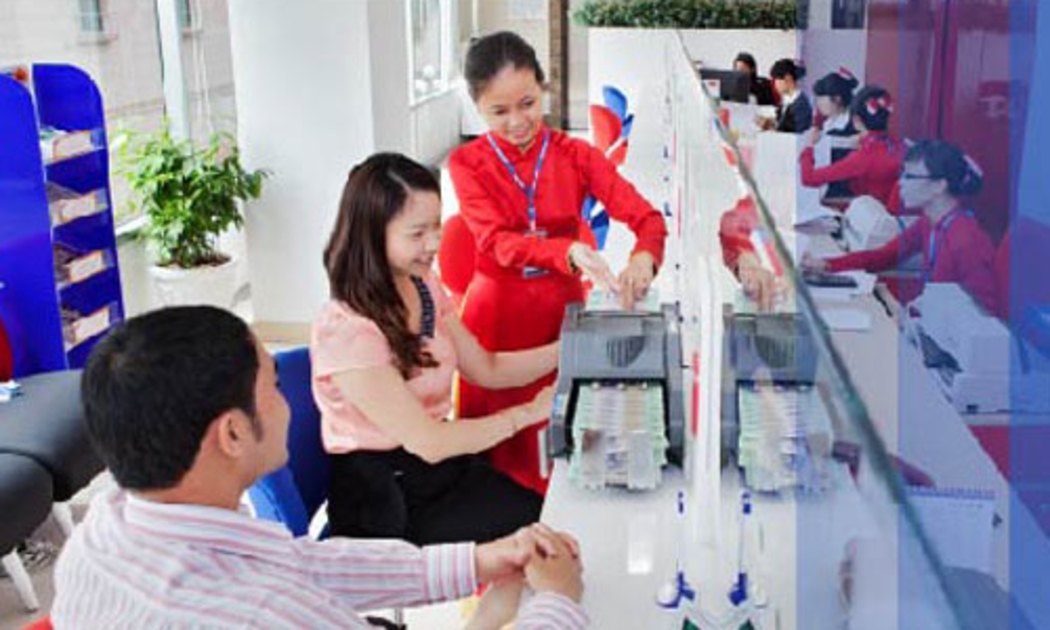 Khách hàng giao dịch tại VietBank.