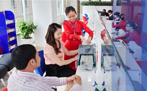 Khách hàng giao dịch tại VietBank.