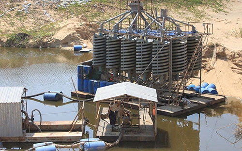 Hiện việc khai thác và xuất khẩu titan phần lớn là ở dạng thô (quặng 
ilmenit, rutile tự nhiên và bột Zircon), hiệu quả chưa cao, chủ yếu xuất
 khẩu sang thị trường Trung Quốc.