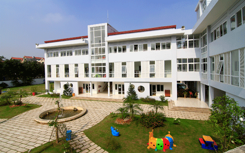 Khu vườn rộng hơn 1000 m2 của Bright School sẽ được thiết kế thành Công 
Viên Bảy Chú Lùn, với khu vực trò chơi, khu cắm trại dã ngoại và vườn 
rau để bé tự chăm sóc rau cỏ.