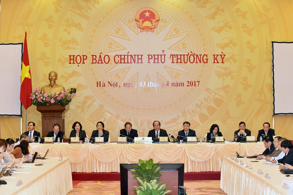 Lãnh đạo các bộ ngành trao đổi với báo chí tại cuộc họp báo Chính phủ, chiều 3/4.<br>