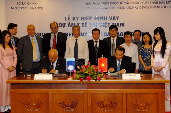 Lễ ký Hiệp định vay vốn OFID ngày 4/5.