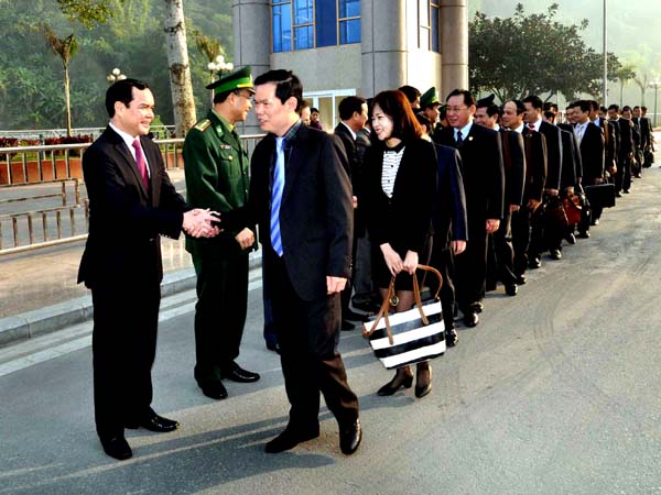 Bí thư Tỉnh ủy Hà Giang Triệu Tài Vinh (đi đầu bên phải) thừa nhận có 8 người thân của ông đang làm cán bộ lãnh đạo tại Hà Giang, nhưng đều được bổ nhiệm đúng quy trình.<br>