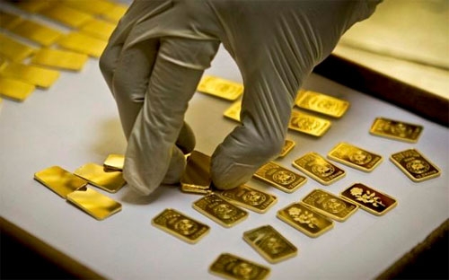 Từ đầu năm, các ETF vàng đã mạnh tay bán ra và không có tháng nào 
không bán ròng vàng. Số liệu của Bloomberg cho thấy, lượng vàng nắm giữ 
trong các quỹ này đã giảm 684,1 tấn trong năm nay, còn 1.947,8 tấn - Ảnh: AP.<br>