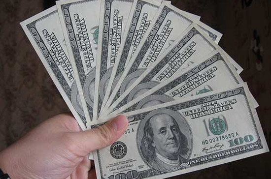 Với biên độ biến động tỉ giá là +/-3%, ngân hàng có thể mua/bán USD với giá trần là 19.100,32 VND/USD và giá sàn là 17.987,68 VND/USD.