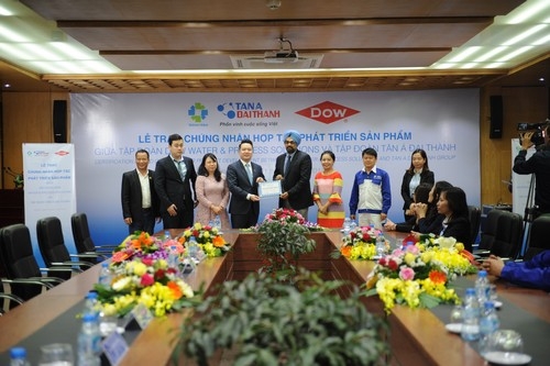 Lãnh đạo Tập đoàn Tân Á Đại Thành và Tập đoàn Dow Water & Process Solutions tại lễ công bố.