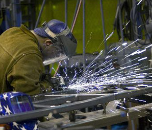 IMF ước tính tổng sản phẩm nội địa (GDP) của Mỹ trong năm 2009 sẽ giảm 2,5%, thấp hơn mức giảm 2,8% ước tính trong tháng 4, và đến giữa năm 2010 sẽ tăng nhẹ, khoảng 0,75% - Ảnh: Bloomberg.