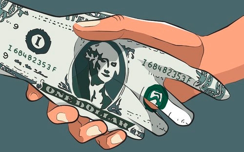 Có tình huống trớ trêu: khi các cá nhân giao dịch ngoại tệ bất hợp pháp, cơ 
quan chức năng xử lý thì họ xoay sang lý do là “chúng tôi cho nhau”, 
“chúng tôi tặng nhau” và lỗ hổng pháp lý lộ ra.