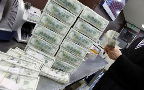 Một lượng lớn ngoại tệ đã được bán ra, khi người dân tính toán thiệt hơn để nắm giữ.