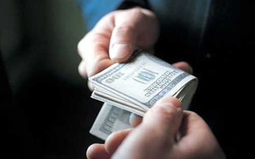 Sau khi có thông tin về dự thảo, nhiều bạn đọc VnEconomy đã góp ý cần xem xét lại quyền của người dân khi tính cấm dùng ngoại tệ để cho, tặng.<br>