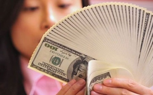 Cán cân vãng lai thặng dư liên tục từ đầu năm đến nay, đến cuối quý 3 
khoảng 7,2 tỷ USD, tương đương khoảng trên 4% GDP và là mức thặng dư rất
 cao so với những năm trước đây.