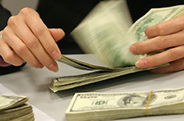 Những ngày gần đây, tỷ giá USD/VND trên thị trường chính thức biến động từng giờ. Mức thay đổi lớn có thể xuất hiện bất cứ thời điểm nào trong ngày giao dịch.