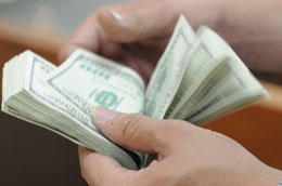 Nếu tính bình quân tuần nhập khẩu của nền kinh tế trong 9 tháng đầu năm (1,34 tỷ USD), lượng dự trữ ngoại hối hiện ở khoảng 16,08 tỷ USD - Ảnh: Quang Liên.