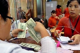 Đến ngày 25/5/2011 so với 30/4/2011, tiền gửi ngoại tệ của dân cư giảm 2,89%, được cho là phản ánh sự dịch chuyển nguồn vốn từ ngoại tệ sang VND.