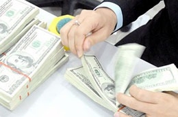 Lần đầu tiên trong khoảng một tháng trở lại đây, giá USD của các ngân hàng thương mại cao hơn tỷ giá bình quân liên ngân hàng.