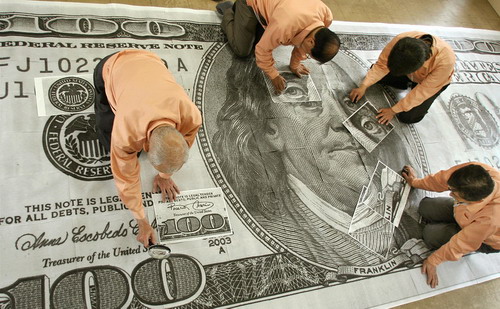 Những nỗi lo lắng về khả năng đồng USD tăng giá mạnh sẽ có thể khiến nhiều công ty sản xuất hàng hóa giảm bớt sản lượng bởi dự báo giá sản phẩm sẽ giảm sâu - Ảnh: MarketWatch.