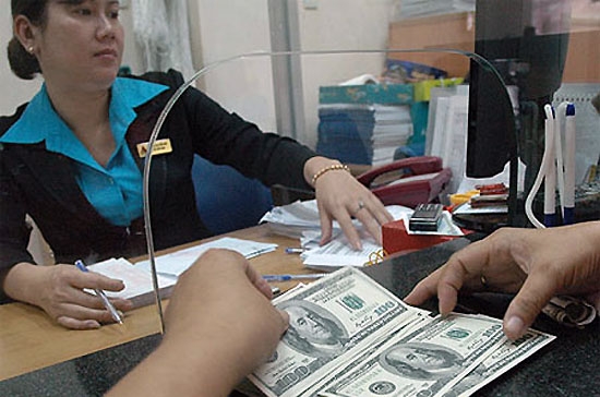 Chênh lệch lãi suất quá lớn cùng với định hướng kiểm soát biến động tỷ giá trong khoảng 2% - 3% trong năm 2012 đang kích thích nguồn cung chuyển đổi.