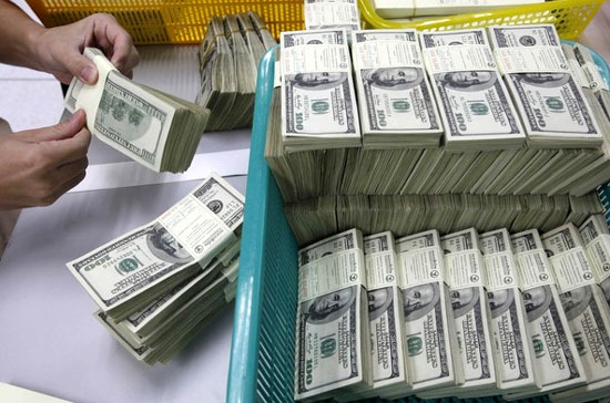 Với khối nợ hiện nay có đến 60% là nợ nước ngoài, một rủi ro dễ nhận thấy là vấn đề tỷ giá.