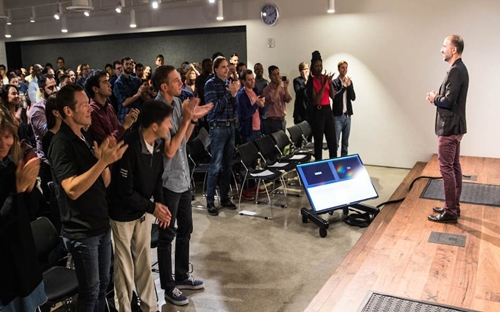 CEO Uber Dara Khosrowshahi trong buổi gặp mặt nhân viên đầu tiên tại trụ sở ở San Francisco - Ảnh: Uber.