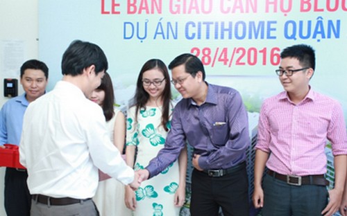 Những cư dân trẻ của Citihome Quận 2 vui mừng khi được nhận nhà trước tiến độ.