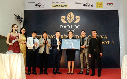 Tại buổi lễ, công ty đã trao tặng xe SH125i cùng nhiều phần quà cho các khách hàng đã tin tưởng và lựa chọn Bảo Lộc Capital. 