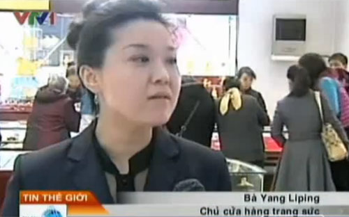 Trong bối cảnh giá vàng có phiên giảm mạnh nhất trong vòng ba thập kỷ qua, nhiều người dân Trung Quốc đã nóng lòng quay trở lại đầu tư vàng <i>- Nguồn: VTV.</i><br>