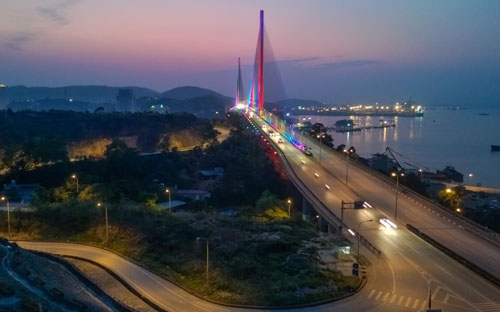 Cầu bãy Cháy về đêm.