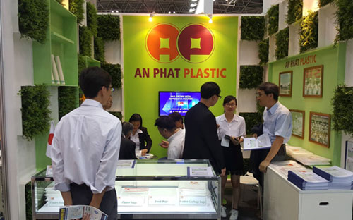 Gian hàng của An Phát nhận được sự nhiều sự quan tâm của khách hàng, đặc biệt là sản phẩm bao bì tự hủy thân thiện với môi trường.