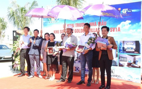 Ông Trần Đăng Khoa - thứ 2 từ trái qua - và Đại sứ thương hiệu danh hài Trường Giang - đầu tiên bên phải.