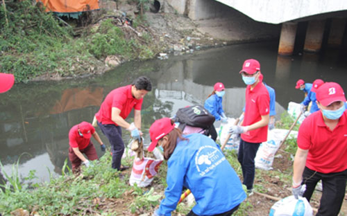 Ông Hiroyuki Saito cùng nhân viên Bridgestone Việt Nam&nbsp;và các tình nguyện viên làm sạch kênh rạch.