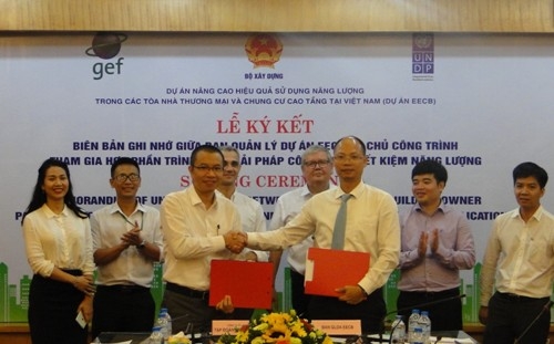 Ông Lê Trung Thành, Giám đốc ban Quản lý dự án EECB - Vụ trưởng Vụ Khoa học Công nghệ và Môi trường (bên phải) và ông Trần Như Trung - Phó tổng giám  đốc Tập đoàn Nam Cường ký biên bản ghi nhớ.