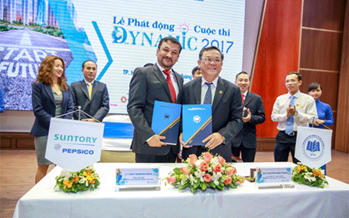 <div>Lễ ký kết hợp tác giữa Đại học Kinh tế Thành phố Hồ Chí Minh và Suntory PepsiCo Việt Nam.</div>