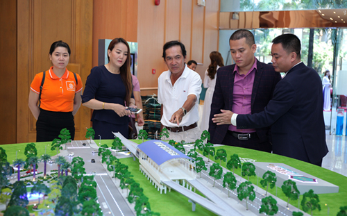 Trong buổi sáng tổ chức hội thảo của Công ty, đã có 500 khách hàng tới tham dự, trong đó 100 người đã tìm được căn hộ ưng ý.