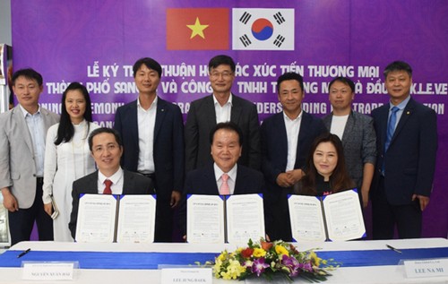 Biên bản kí kết hợp tác giữa Chính quyền thành phố Sangju và Công ty TNHH Thương mại và Đầu tư K.L.E.V.E dưới sự chứng kiến của Tham tán Hàn Quốc trong lĩnh vực thực phẩm và dược phẩm Đại sứ Quán Hàn Quốc tại Việt Nam – ông Han SongMoo, Trưởng Chi nhánh văn phòng tại Hà Nội – ông Choi Jungki và các khách mời.