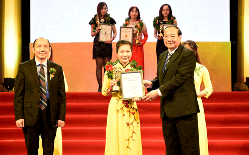 Bà Nguyễn Thị Thu Hà, đại diện Nam A Bank nhận giải thưởng Top 10 “Thương hiệu dẫn đầu Việt Nam 2017” vào tháng 8/2017.