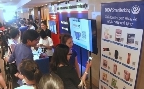Khách hàng trải nghiệm gian hàng ảo thanh toán bằng BIDV Smart Banking.
