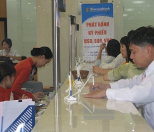 Hoạt động giao dịch tại chi nhánh của Sacombank.