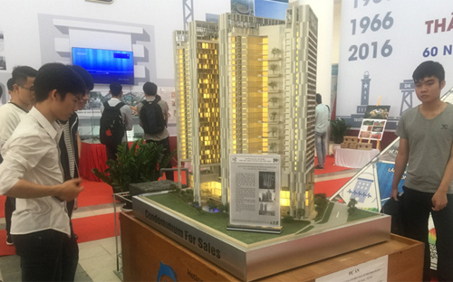 Nhìn từ xa, Dolphin Plaza có hình dáng như một cuốn sách mở khổng lồ.