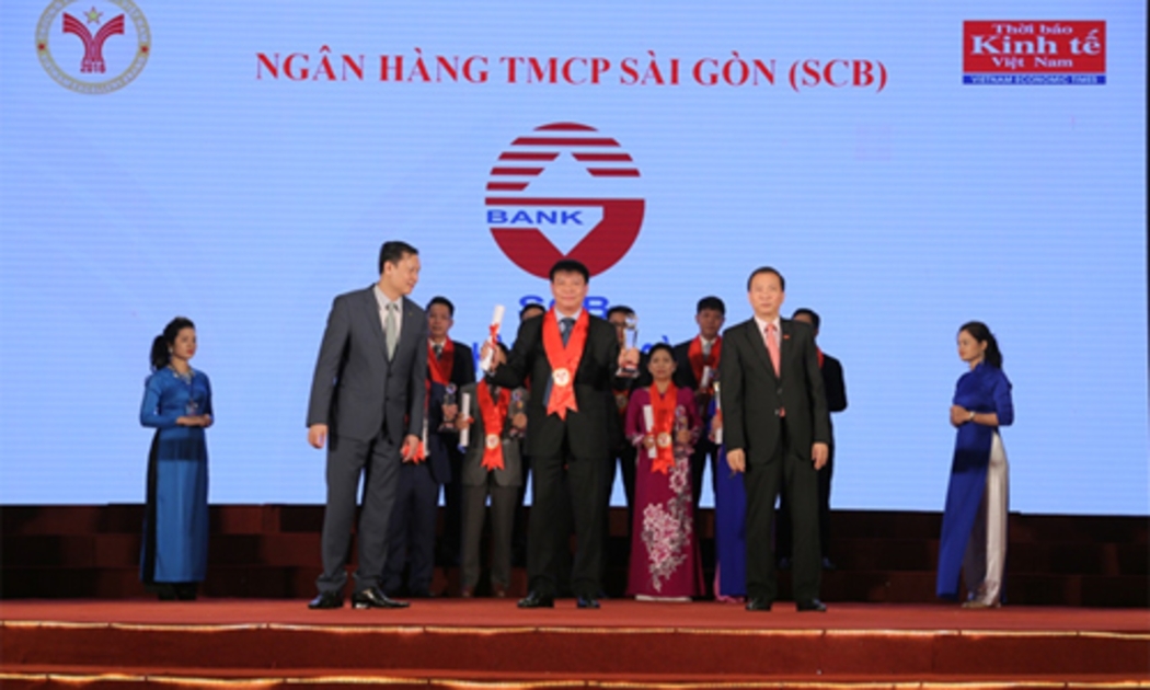 Ông Lại Quốc Tuấn - Phó Tổng Giám đốc Ngân hàng Thương mại Cổ phần SCB nhận giải thưởng “Thương hiệu mạnh Việt Nam 2016”.